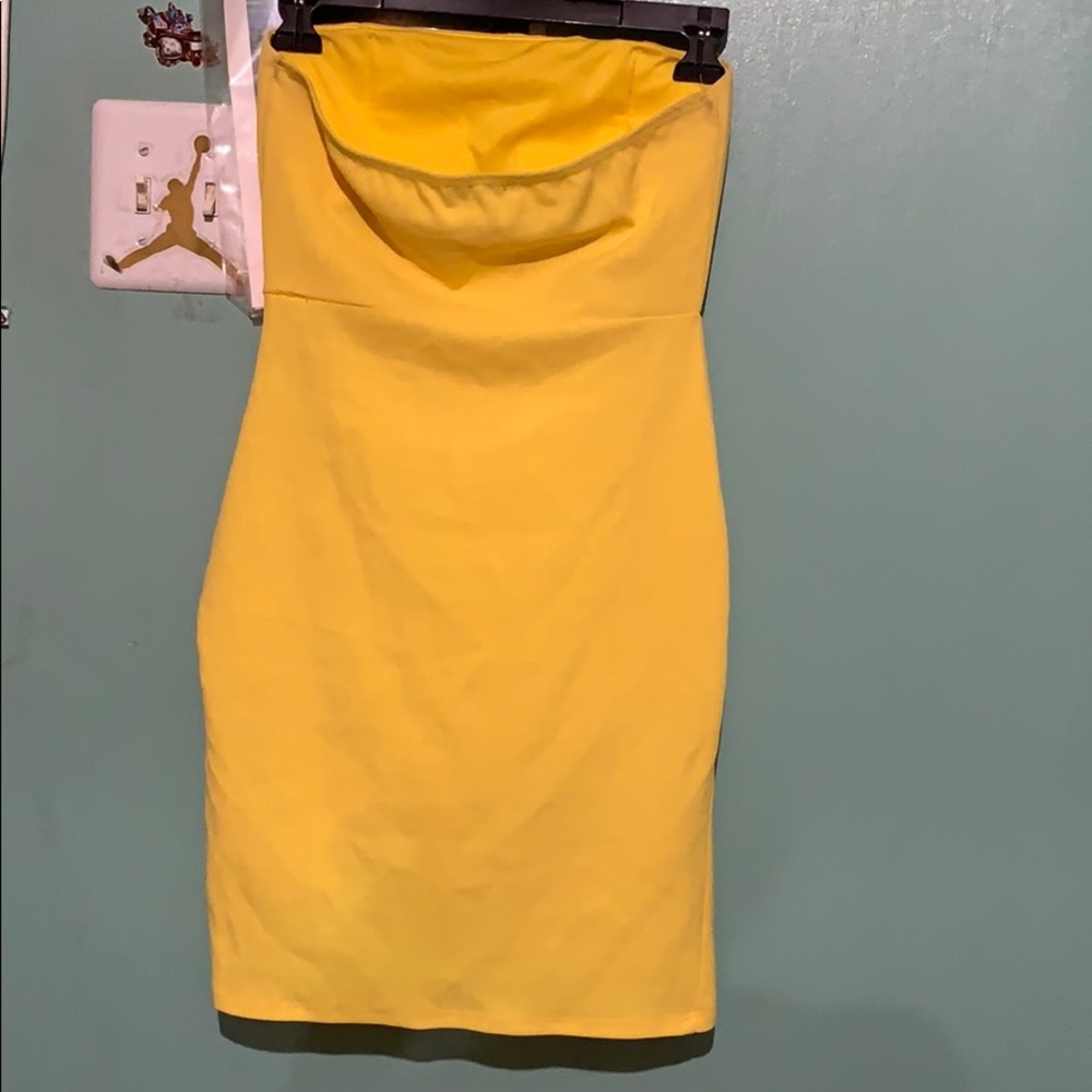 Mini Strapless Yellow Dress 💛 - Picture 2 of 4
